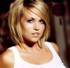 Une idée de coiffage pour cheveux courts femme actuelle. Coupe De Cheveux Mi Court Femme