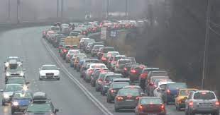 Polițiștii acționează în dispozitivul de siguranță rutieră pentru fluidizarea traficului pe raza. Trafic Aglomerat Pe Dn1 Se CirculÄƒ In ColoanÄƒ Cu 20 Km H