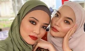 Datin seri siti nur syafiqa amirol melvin menabur bunga ke pusara suaminya bekas timbalan menteri kemajuan luar bandar dan wilayah, yang juga bekas pengerusi perhubungan umno negeri, datuk seri zainal abidin osman. Adik Beradik Syatilla Melvin Foto Cantik Gila Bakhang Adik Syatilla Melvin Kini Syatilla Melvin Is An Actress Known For Suamiku Encik Sotong 2014 And Gerimis Salju Naminara 2014 Kamstirad