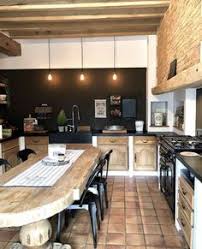 Ancienne Ferme Restauree La Cuisine Est Noire Avec Des Meubles En Bois Brut Les Poutres Ont Ete Poncees Il Cuisine Noire Et Bois Meuble Cuisine Cuisine Bois