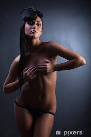Badematte Junge schöne Mädchen nackt auf einem schwarzen Hintergrund -  PIXERS.DE