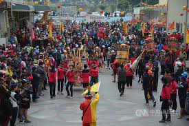 中新网 5 月 14 日电 综合台媒报道，台湾新冠疫情连日升温，宜兰罗东、新北芦洲、基隆和台北万华均出现确诊个案，3 天已新增本地病例 30 多例。 有台媒称，这是自去年初以来，台湾防疫战最惨的一次挫败。 Ximw Mjw6atblm