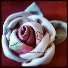Y por ello, no hay mejor ocasión que esta para llevar motivos florales en nuestra ropa diaria, así que hoy aprenderán a realizar preciosos broches de tela y fieltro en forma de flor, ¿qué les parece? Broches Con Flores De Tela Imagui