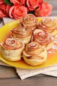 Le treccine di pasta sfoglia dolci sono il classico esempio di come con un solo ingrediente (più o meno) si possa dar vita a dei dolcetti golosi ed intriganti adatti … Rose Di Pasta Sfoglia Con Mele E Marmellata Guarnizioni Alimenti Idee Alimentari Cibo E Vino