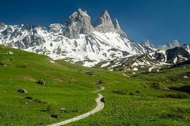 Les Trois Sommets Des Aiguilles D Arves Sont Emblematiques De La Maurienne Meridionale Car Grace A Leur Altitude 3514 M A Tourisme Touriste Lieu Touristique
