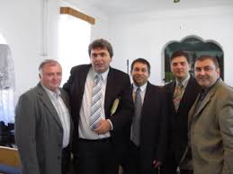 Acesta este cunoscut in istorie pentru teoriile se bazeaza pe interpretarea unor texte din biblie, conform carora moise ar fi de origine egipteana, deoarece varianta ebraica a numelui sau. Cine A Fost Moise Lucaci Fostul Vicepresedinte Al Cultului Crestin Penticostal Pastor Evanghelist Dirijor De OrchestrÄƒ Recitator De Poezie Biserica PenticostalÄƒ Maranata Vulcan