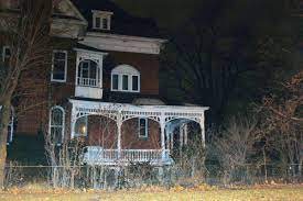 Please Tell Me My House Isn T Haunted 29 People Share Their Absolutely Chilling True Stories Is My House Haunted Haunted Places Most Haunted Places