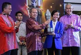 63 emas, 45 perak dan 39 gangsa. Irfan Shamsuddin Cheong Jun Hoong Dinobat Olahraga Sukan Hokaloh News Hokaloh News