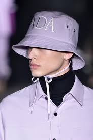 Comment Porter Un Bob Des Idees A Copier Pour Etre Tendance Comment Porter Chapeau De Seau Mode Annees 90