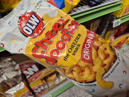 Liker du ostepop? Ikke tro at lavpriskjedene gir deg mest for pengene! Jeg  har tatt en øyeblikk-sjekk på prisene - og ikke minst størrelsene som også  varierer på klassiske OLW Cheez doodles: