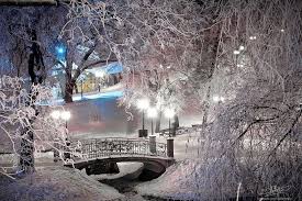 Frau des herbstes in nationalität squere daugava aus lettland. Riga Latvia Lettland Riga Winterlandschaft