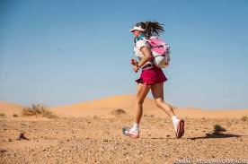 Derri�re le portail, 2 hoodlums jouent aux cartes et gardent la cage! 34e Marathon Des Sables Etape 3 Rachid El Morabity Tous Derriere Et Lui Devant Aziza Raji Sur Le Podium Hibapress