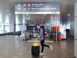 The escalator down to the transport hub on level 1. Asia Travel Book æ­rapid Klåˆ°kliaæˆ–klia 2 ç«Ÿç„¶åªè¦rm4
