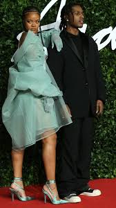 The fenty beauty founder, 33, stepped out with her rapper boyfriend, 32, in new york on wednesday, aug. Rihanna Und A Ap Rocky Zusammen Bei Dinner Date Erwischt Promiflash De