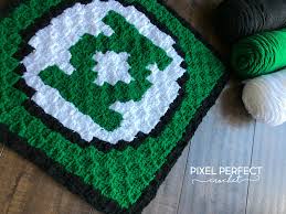This super soft, wearable, fleece blanket makes you look like green lantern. Justice League Green Lantern Graph Pixel Perfect Crochet