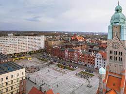 Ruda śląska, 2007'den beri polonya'da yasal olarak tanınan en büyük kentsel alan olan yukarı silezya metropolitan birliği'nin bir üyesidir. Co Mowia Mieszkancy Rudy Slaskiej O Zyciu W Czerwonej Strefie Sprawdzilismy Audio Slaskie Eska Pl