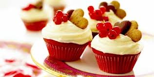 Roter Kuchen Moderne Gestaltung Von Muffins In Rot Und Weiss Deko Herzchen Kekse In Form Von Herz Und Beeren Fr Leckere Cupcakes Cupcake Rezepte Cupcake Kuchen