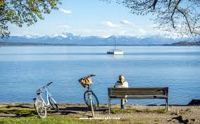 Juni 1886 im starnberger see unweit des schlosses, woran heute die votivkapelle und davor ein holzkreuz im flachen uferwasser bei berg erinnern. Starnberger See Germany Travel Information From Germansights
