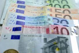 Institutiile bancare sunt obligate sa blocheze sumele existente in se vb de un credit din 2006. Bancherul Publicatie Online Stiri Bancare