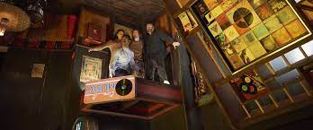 Six strangers find themselves in a maze of deadly mystery rooms and must use their wits to survive. Escape Room Movie Review Film Summary 2019 Roger Ebert