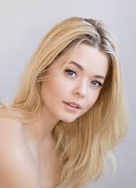 Is Sasha Pieterse playing courtney dilaurentis as well as alison? :  r/PrettyLittleLiars