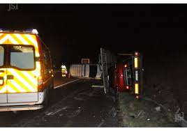 Il a effectué une glissage sur le flanc d'environ 80 mètres avant de s'immobiliser sur le muret central qu'il avait franchi et encombrant les trois voies de l'a6 sens. Tournus Accident Sur L A6 Un Camion Percute Une Voiture Arretee Sur La Bande D Arret D Urgence Syndicat Sud Solidaires Route