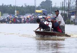 Air di beberapa sungai di kelantan dilaporkan naik dan semakin menghampiri paras amaran berikutan hujan lebat berpanjangan di sejak semalam. Air Sungai Kelantan Melimpah Kota Baharu Sesak Semasa Mstar