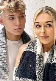 Does Elena ever find out about Max's letter that she never got they are in  London right now together? I hope they get back together soon