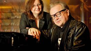 He has been married to gisela kunze since 1979. Ihr Gehort Kunzes Ganzes Herz B Z Berlin