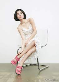 Although the clothing selection is very good, the bugs on song hye kyo's feet are still obvious. 161 Song Hye Kyo Is Not Afraid To Hit The Shirt Wearing The Same Split Skirt With Sandals Long Legs Do Not Lose 171 Shen Mengchen Inews