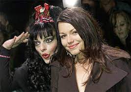 Sie schaut mit der vielen schminken nicht so gut aus finde ich und ihr? Nina Hagen Wird 65 Jahre Alt Die Sechs Gesichter Des Multitalents
