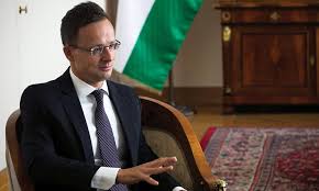 Szijjártó péter szülei dolgos munkájának köszönhető ajándékra kezdett hivatkozni, amikor a háza finanszírozása körül kérdések merültek fel. A Dunakeszin Elo Miniszter Elovarosi Vonattal Jart A Parlamentbe Dolgozni Budapestkornyeke Hu