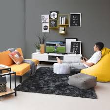 Perabotan dengan kombinasi warna kuning terang keemasan dapat anda jadikan alternatif pilihan warna untuk ruangan anda. 4 Tips Kombinasi Warna Dinding Untuk Desain Interior
