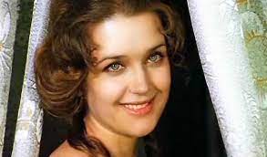Ирина алферова в молодости была настолько хороша собой, что один из преподавателей посоветовал ей поискать другую профессию, где она могла бы лучше реализовать этот дар природы, но она стала великолепной актрисой, доказав всем, что нашла свое место в жизни. Irina Alferova Biografiya Foto Novosti Lichnaya Zhizn Muzh Deti 2021 Uznaj Vsyo