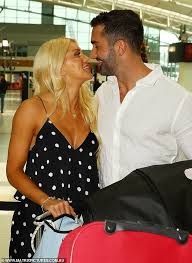 The Bachelorette S Ali Oetjen And Taite Radley Kiss At Sydney Airport Sydney Airport Bachelorette Finale Radley
