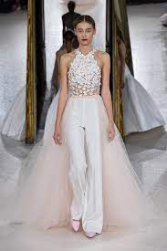 Ich liebe hochzeitskleider sehr, aber finde die farbe weiß schwierig darzustellen. Kaviar Gauche Die Brautkleider Fur Fruhjahr Sommer 2018 Brigitte De
