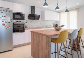 Des cuisines blanches et bois : Integrer Un Bar Dans Une Cuisine Contemporaine Comera Cuisines