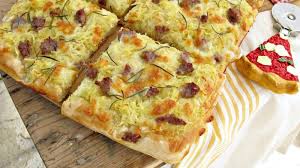 7 stenderlo con i polpastrelli unti d'olio. Ricetta Pizza Patate E Salsiccia Dissapore
