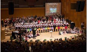 Colindele romanesti sunt cele mai frumoase lucruri pe care un copil le poate invata pentru serbarile de la gradinita sau scoala. Copiii Aduc Colinde Romanesti Si Cantece TradiÅ£ionale De CrÄciun