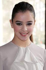 Hailee Steinfeld Tries On Some Very Grown-Up Eye Makeup--What Do We Think?  | Glamour