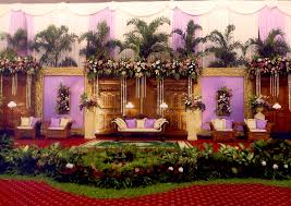 Pada dekorasi ini, warna putih menjadi warna yang dominan. Dekorasi Pelaminan Elegan Rumah Safa Wedding