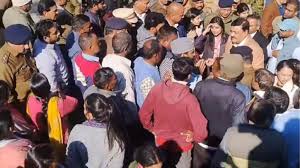 (While Officers visited Home of villager killed पौड़ी में गुलदार का आतंक जारी, इधर सांत्वना दे रहे थे अधिकारी, उधर पास के  गांव में गुलदार ने बकरी को बनाया निवाला - Uttarakhand Raibar