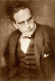 Two pictures if the Kroll Opra House in Berlin. The one above from 1925 and  the one below from 1933 where SS officers enter the opera house.