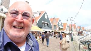 Jut en Jul op Volendam. Na Kinderdijk was ik weer de sigaar. Als een  toerist door Nederland., #jutenjul #volendam