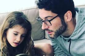 Tom Ellis: Ella es Nora Ellis, la hija de Lucifer- CHIC Magazine