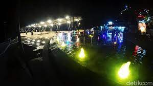Namun, untuk keselamatan pengunjung, aktivitas di laut hanya dibatasi hingga pukul 17.00. Begini Pesona Pantai Pangandaran Di Malam Hari
