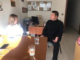 Turgay yıldız, çeşitli tiyatrolarda oyuncu olarak görev alan, trt ankara televizyonu'nda metin yazarlığı, oyunculuk, program sunuculuğu gibi görevler üstlendi. Tiyatro Sanatcisi Turgay Yildiz Onurumu Korumaya Calisirken Cesur Gorunuyorum