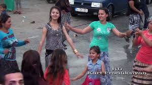 Roman Havasi Sevenler Sagnak Yagmurda Roman Dansi Kurt Produksiyon Romanlar Youtube Yagmur