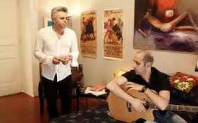 Lasciato dalla ragazza perché insegue sogni irrealizzabili mentre lei vuole sistemarsi, checco decide di partire da polignano a mare e raggiungere milano. Cado Dalle Nubi Trama Cast E Trailer Tv Sorrisi E Canzoni