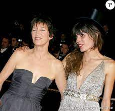 Biographie, bibliographie, lecteurs et citations de jane birkin. Jane Birkin Sa Fille Lou Doillon On La Renvoie Sans Cesse A Serge Gainsbourg Purepeople